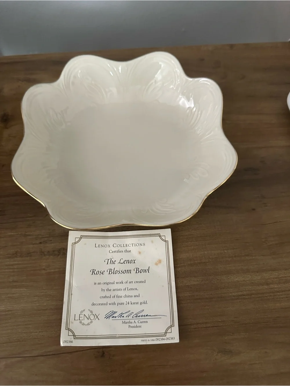 Lenox Cream Floral Scalloped Serving Bowl with Gold 24 k Edge
